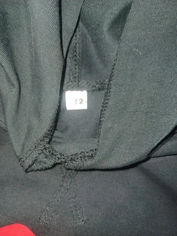 Camiseta com capuz com desenho vermelho tamanho notar 2 que é 38 mais um 36 – photo 7